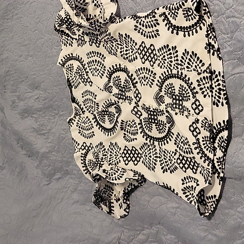 Whit black eyelett button down short ruffle sleeve